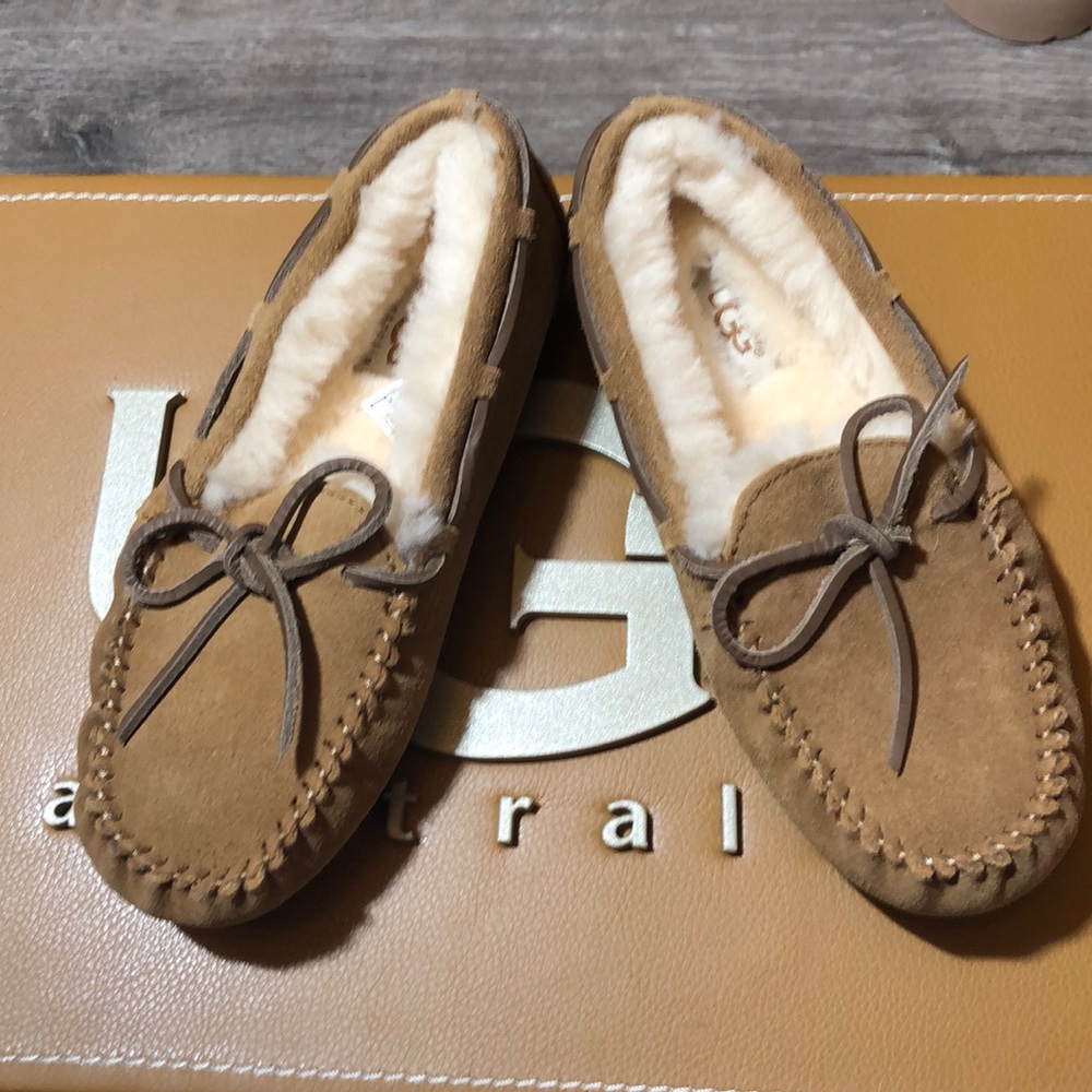 New Kids UGG Dakota Chestnut Slippers w/ Defect